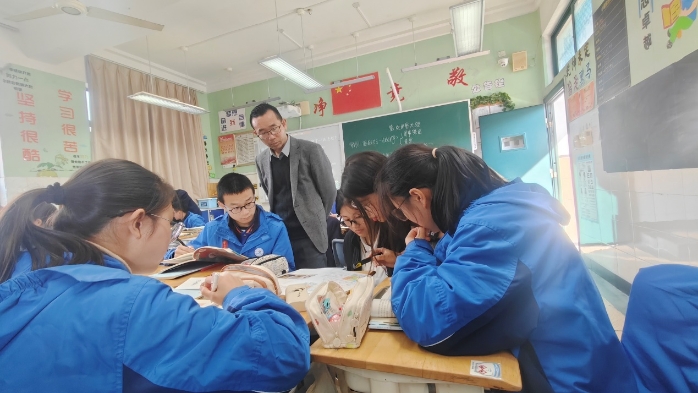 啟明星教師洪爍虹開課 交互式白板點亮智慧課堂